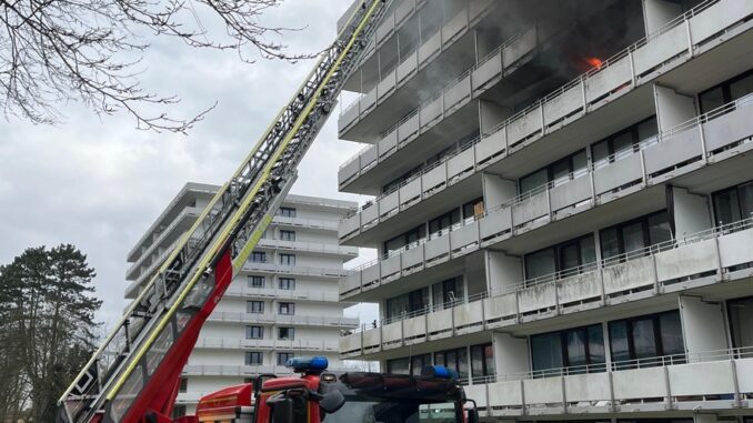 FW Mettmann: Wohnungsbrand mit Explosion und Menschenleben in Gefahr