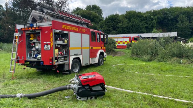 FW Mettmann: Zimmerbrand auf Bauernhof /Vollbrand eines Wintergartens in Mettmann-Metzkausen führt zu Großeinsatz der Feuerwehr. Die Feuerwehr kann ein Übergreifen der Flammen auf das Wohnhaus verhindern.