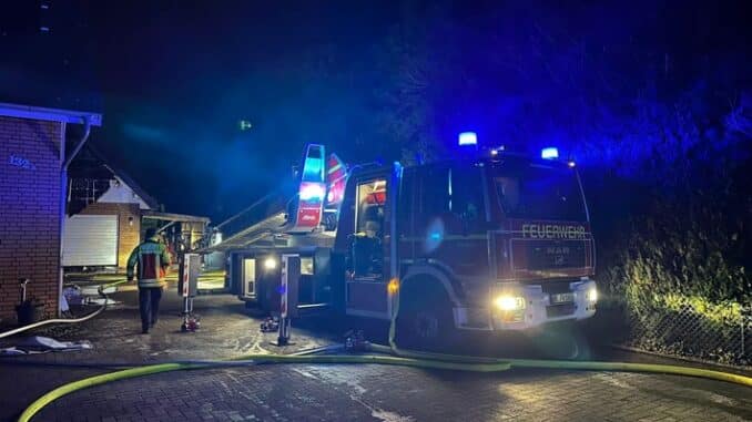 FW Minden: 1 Verletzter Feuerwehrmann bei Löscharbeiten an der Lübbecker Str. in Minden Dützen