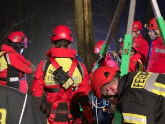 FW Minden: Feuerwehr und Polizei untersuchen unbekannte Gegenstände - Einsatz der Höhenrettungsgruppe Espelkamp