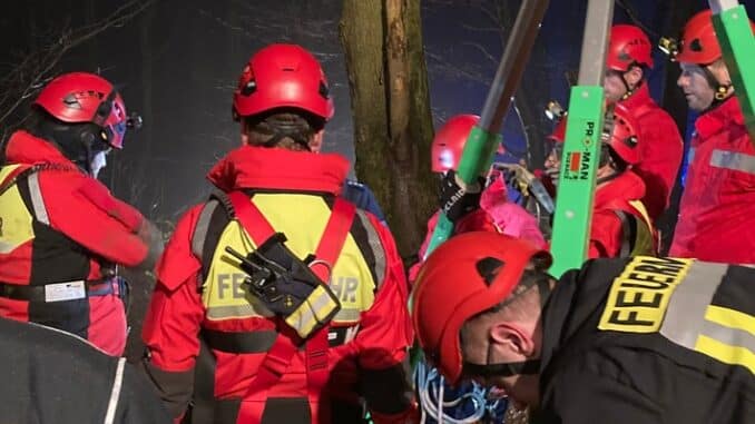 FW Minden: Feuerwehr und Polizei untersuchen unbekannte Gegenstände - Einsatz der Höhenrettungsgruppe Espelkamp