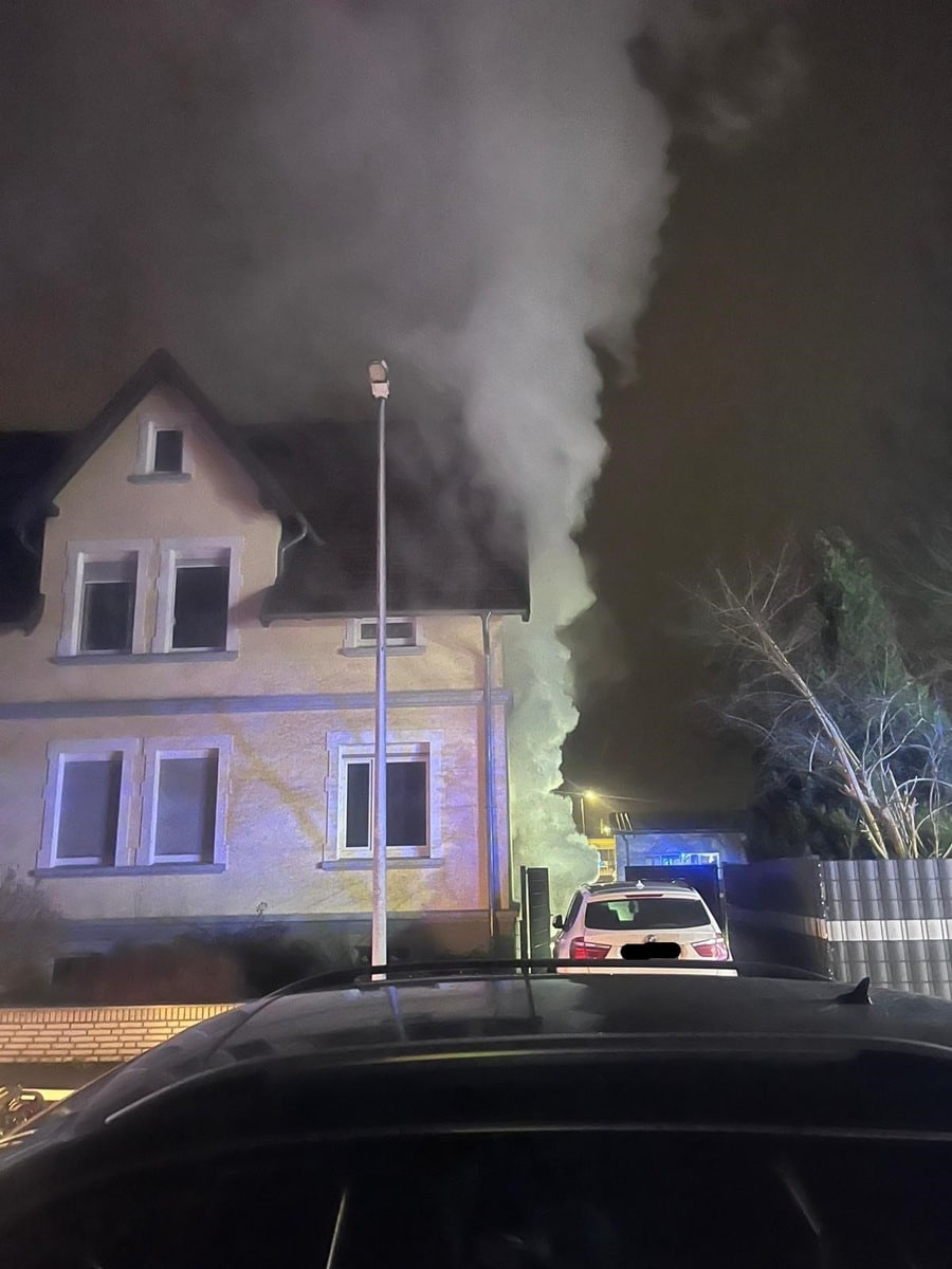 FW Minden: Kellerbrand in Mehrfamilienhaus