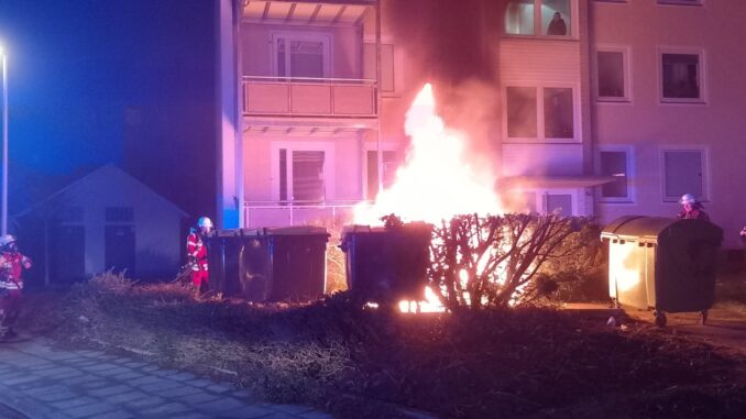 FW Minden: Mehrere Kleinbrände im Stadtteil Bärenkämpen sorgten in Minden für eine eine unruhige Nacht