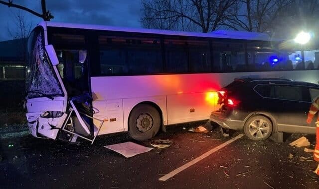 FW Minden: Verkehrsunfall zwischen einem Schulbus und einem PKW