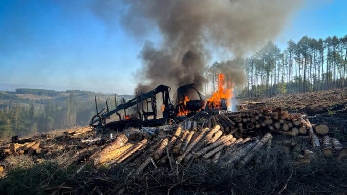 FW Möhnesee: Brandeinsatz Arnsberger Wald - Brand2 brennt Rückezug