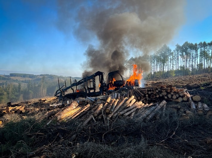 FW Möhnesee: Brandeinsatz Arnsberger Wald - Brand2 brennt Rückezug