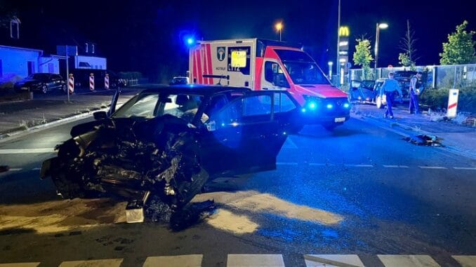 FW Moers: 5 Verletzte nach Unfall im Kreuzungsbereich