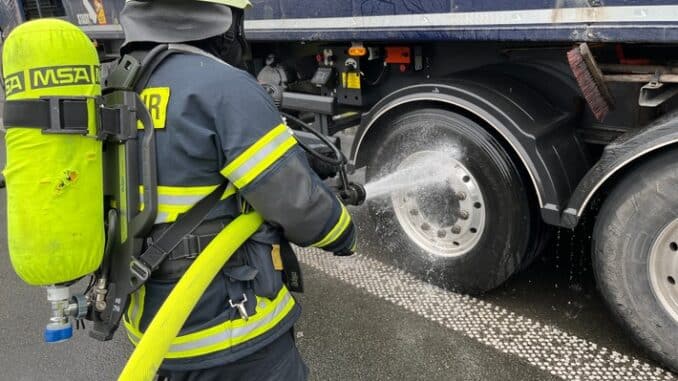 FW Moers: A 57 / Entstehungsbrand an LKW / weiterer LKW-Fahrer handelt vorbildlich