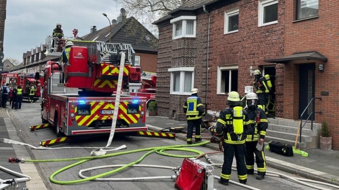 FW Moers: Ausgedehnter Brand in Reihenhaus an Karfreitag