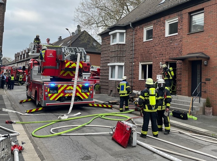 FW Moers: Ausgedehnter Brand in Reihenhaus an Karfreitag