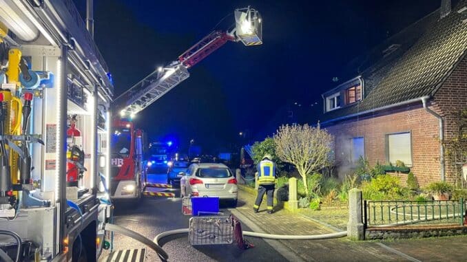 FW Moers: Ausgedehnter Kellerbrand / Familienvater und 2 Kinder über Drehleiter gerettet