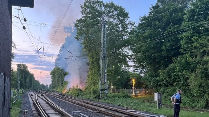 FW Moers: Böschungsbrand an Bahnstrecke