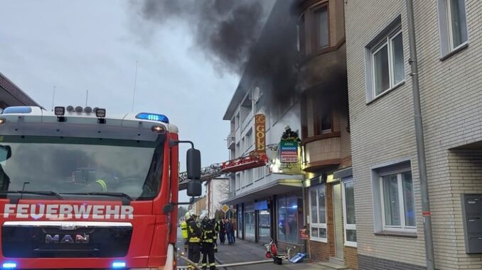 FW Moers: Brand in Wohn- und Geschäftshaus / Rauchmelder warnen Bewohner frühzeitig