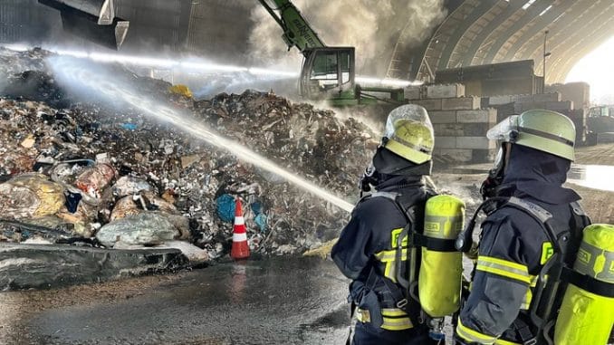 FW Moers: Brand in einem Recycling-Betrieb