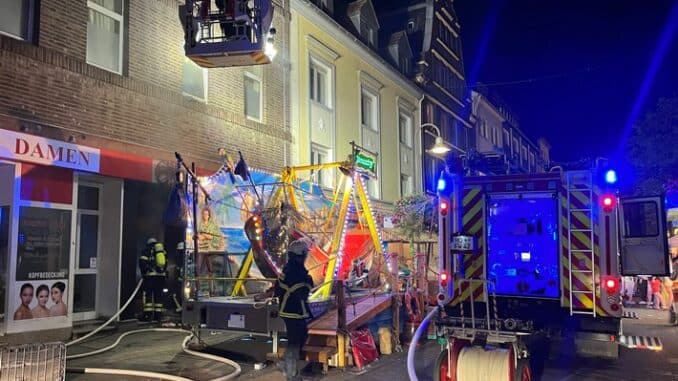 FW Moers: Brand inmitten der Moerser Kirmes