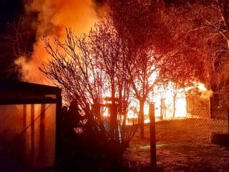 FW Moers: Brand mehrerer Gartenlauben in Moers-Scherpenberg