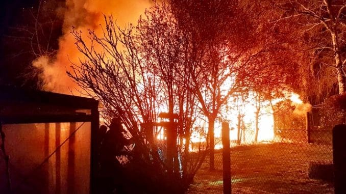 FW Moers: Brand mehrerer Gartenlauben in Moers-Scherpenberg