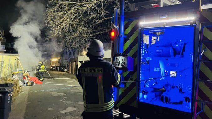 FW Moers: Brand mehrerer Müllbehälter in der Innenstadt