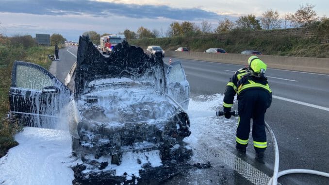 FW Moers: Brennender PKW auf der A 40