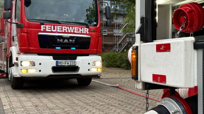 FW Moers: Brennender Traktor in Moers-Schwafheim