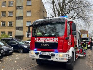 FW Moers: Brennendes Adventsgesteck in Mehrfamilienhaus / Rauchmelder erkennen Brand frühzeitig