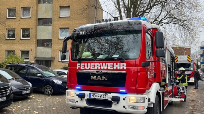 FW Moers: Brennendes Adventsgesteck in Mehrfamilienhaus / Rauchmelder erkennen Brand frühzeitig