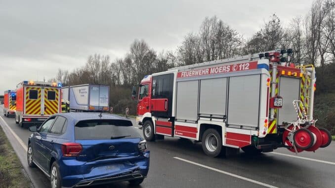 FW Moers: Drei Verletzte bei Verkehrsunfall auf der A 57