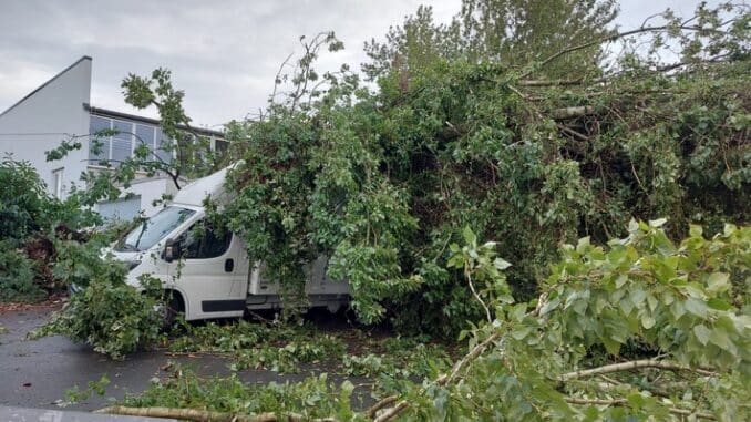 FW Moers: Gewitter über Moers / 20 Einsätze für die Feuerwehr