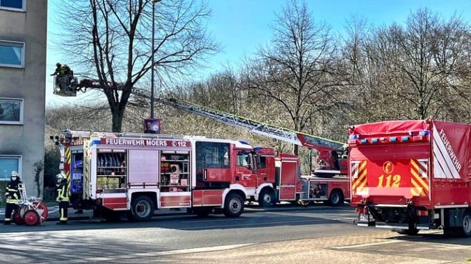 FW Moers: Küchenbrand in Mehrfamilienhaus