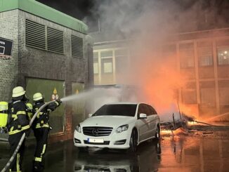 FW Moers: Küchenbrand in Scherpenberg / Brennender Wohnwagen in Moers-Mitte