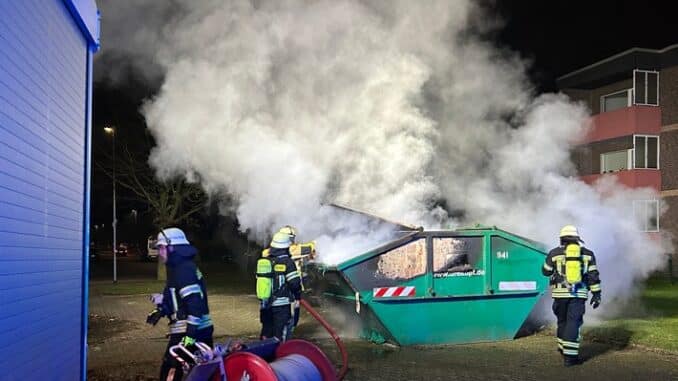 FW Moers: Mehrere Müllbehälter brennen in Moers-Mattheck