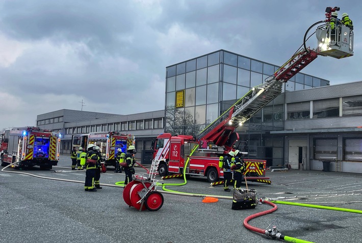 FW Moers: Moers-Mattheck: Brand in leerstehendem Gewerbekomplex