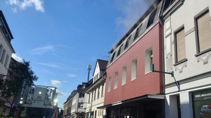 FW Moers: Moers-Meerbeck / Brand in Dachgeschosswohnung