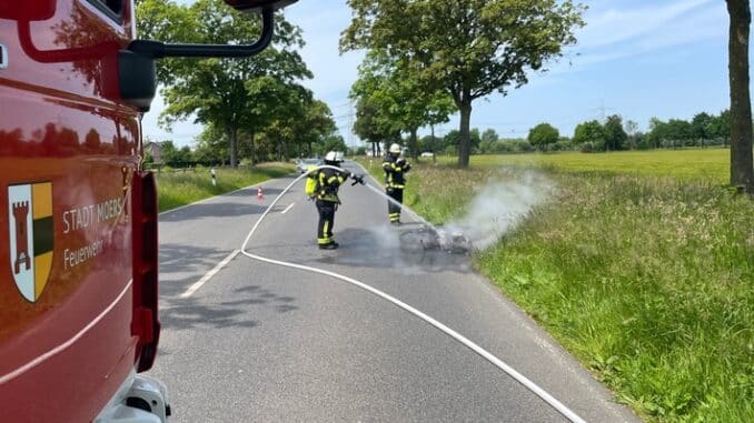 FW Moers: Motorroller brennt vollständig aus