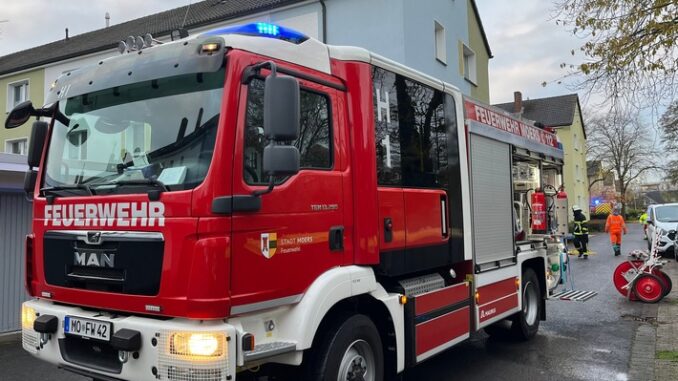 FW Moers: Rauchmelder alarmieren Hausbewohner / Rauchentwicklung im Mehrfamilienhaus