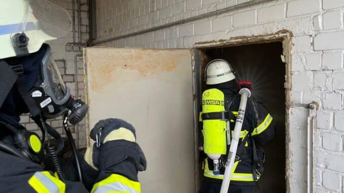 FW Moers: Schwelbrand in Siloanlage / Feuerwehr 4 Stunden im Einsatz