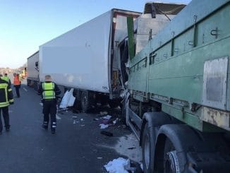 FW Moers: Verkehrsunfall mit 3 LKW auf der A40 / 1 schwerverletzter Fahrer / Rettungshubschrauber im Einsatz