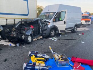 FW Moers: Verkehrsunfall mit eingeklemmten auf der A40 / 6 beteiligte Fahrzeuge / Rettungshubschrauber im Einsatz