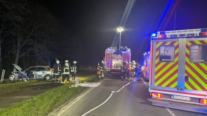 FW Moers: Verkehrsunfall mit eingeschlossener Person / 2 Verletzte