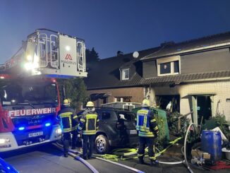 FW Moers: Verletzte und 2 tote Katzen bei Wohnhausbrand in Moers-Scherpenberg