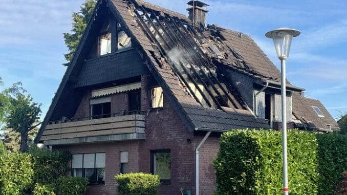 FW Moers: Wohnhaus nach Brand unbewohnbar