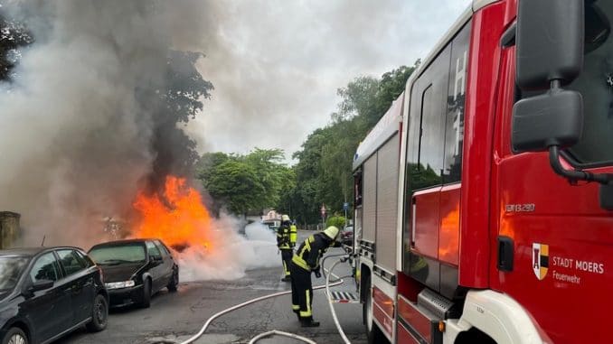 FW Moers: Zwei Autos brannten in Moers-Vinn