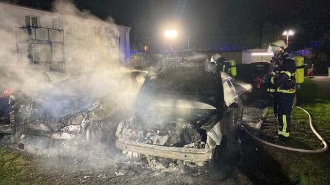 FW Moers: Zwei Autos brennen in Moers-Asberg, ein weiteres wird beschädigt