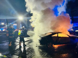 FW Moers: Zwei PKW brennen auf Parkplatz in Moers-Meerbeck