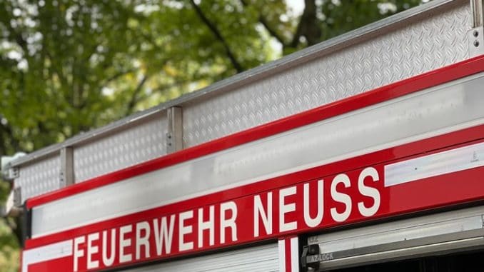 FW-NE: Alleinunfall eines PKW am Grefrather Weg | Fahrer verletzt