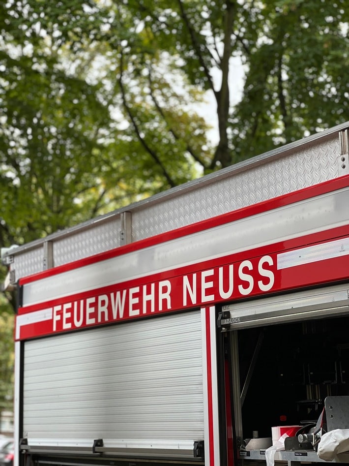 FW-NE: Alleinunfall eines PKW am Grefrather Weg | Fahrer verletzt