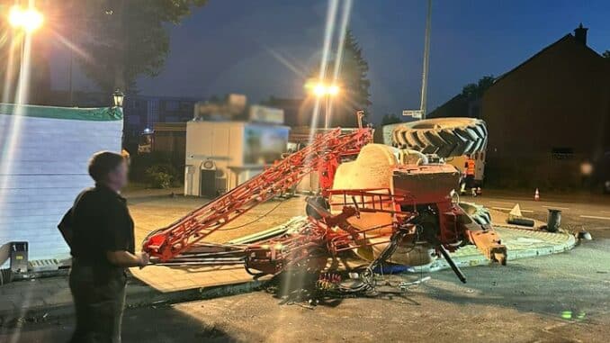 FW-NE: Anhänger mit Pflanzenschutzspritze umgekippt | Keine Verletzten