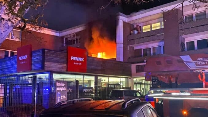 FW-NE: Ausgedehnter Wohnungsbrand in Neuss-Erfttal | Eine Person leicht verletzt