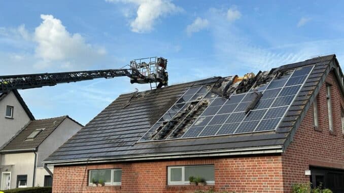 FW-NE: Brand im Dachbereich eines Einfamilienhauses in Schlicherum | Sankt Antoniusstraße gesperrt