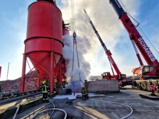 FW-NE: Brand in einem Gewerbebetrieb | Rauchentwicklung im Hafen